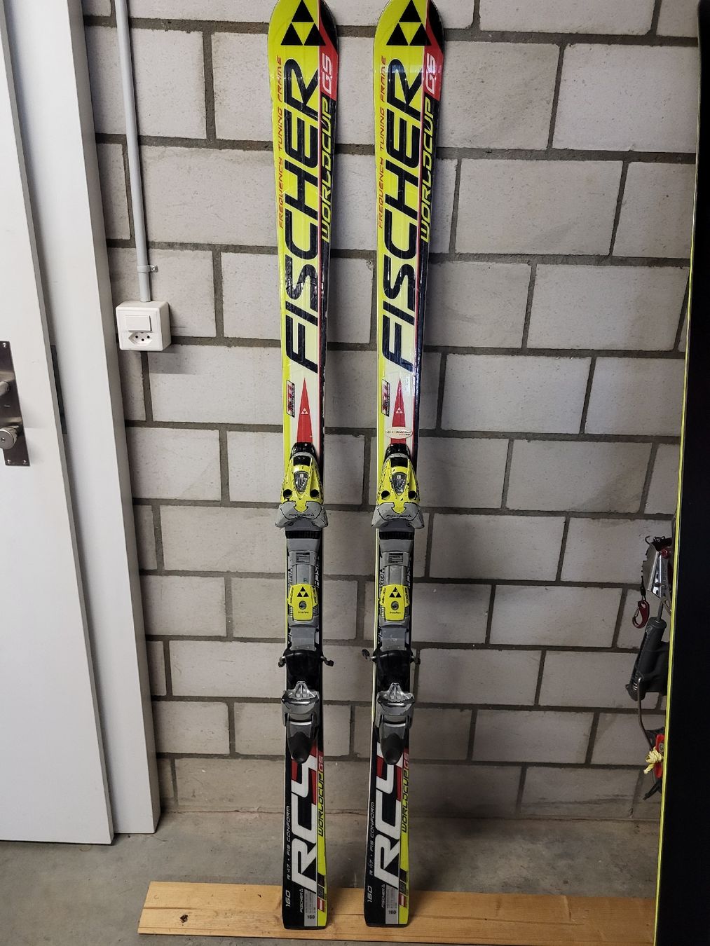 Fischer Sci: FISCHER Rennski 160cm eingewachsen – Usato da Hergiswil NW venduto da Regpi