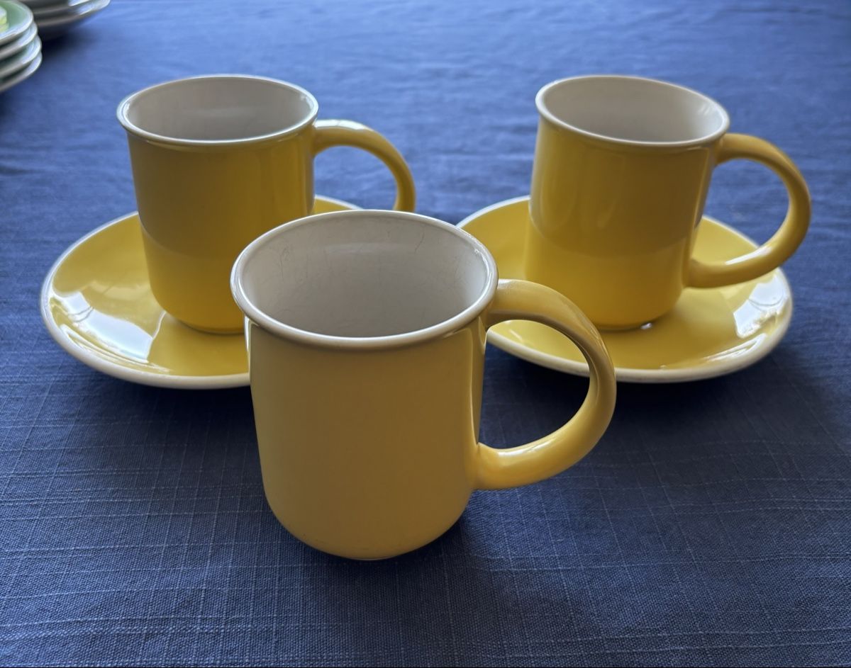 Rössler Set di piatti: Rössler, Kaffeebecher mit Unterteller gelb, Mid Century – Usato da Heiden venduto da BillyS