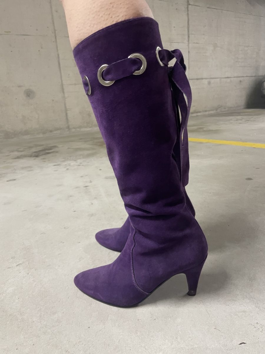 Damenschuhe: Purple Suede Boots, Eye-Catching Design, Size 39 – Gebraucht aus Cham von vsgesser