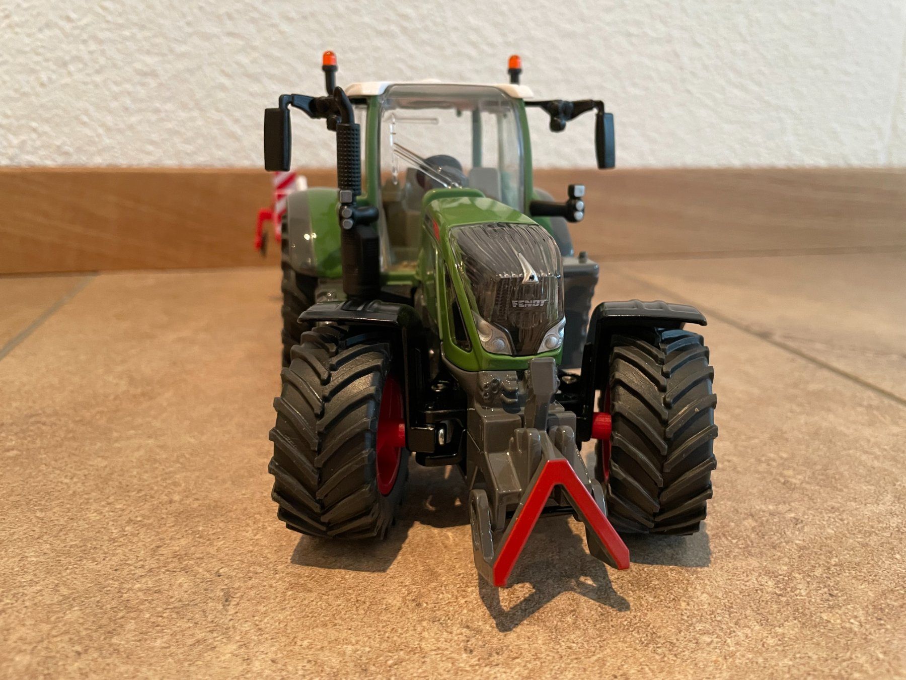 Fendt Trattori: SIKU Fendt 724 mit Grubber – Nuovo e nell'imballaggio originale da Kreuzlingen venduto da Stefan1150 1