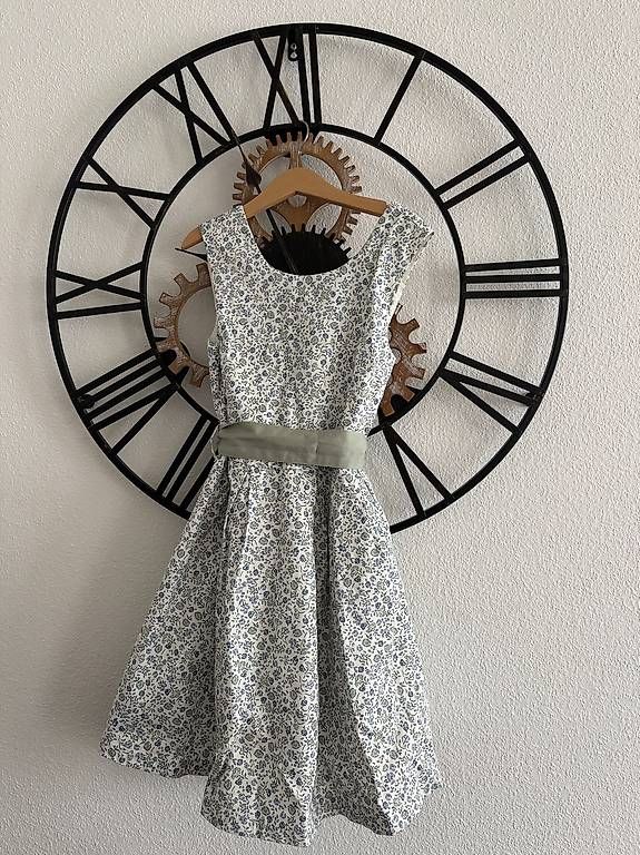 Vestiti & Gonne: Robe pour belles occasions (10 ans) – Usato da Petit-Lancy venduto da patou.711