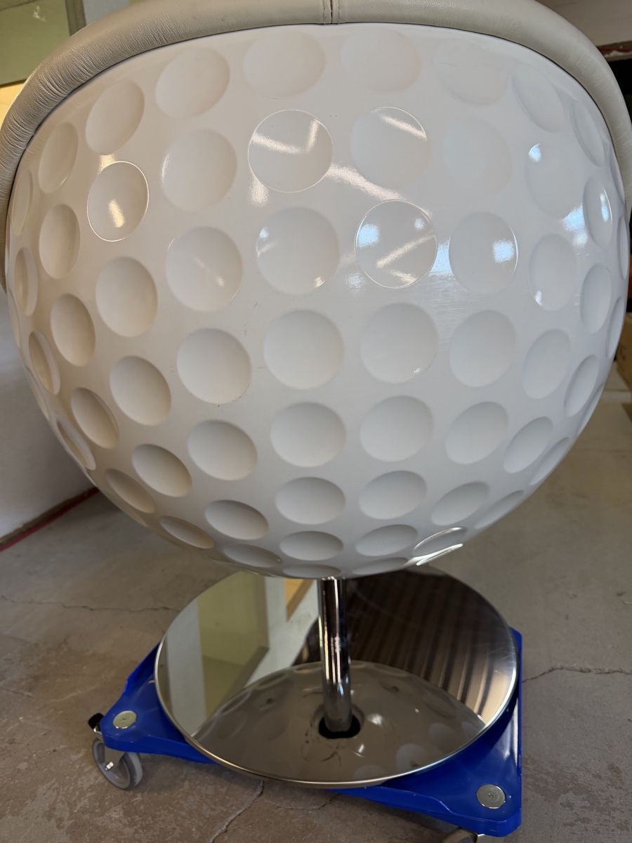 Poltrone: Sessel Golfball Design Leder weiss drehbar  – Usato da Rotkreuz venduto da GoldHeinz 2
