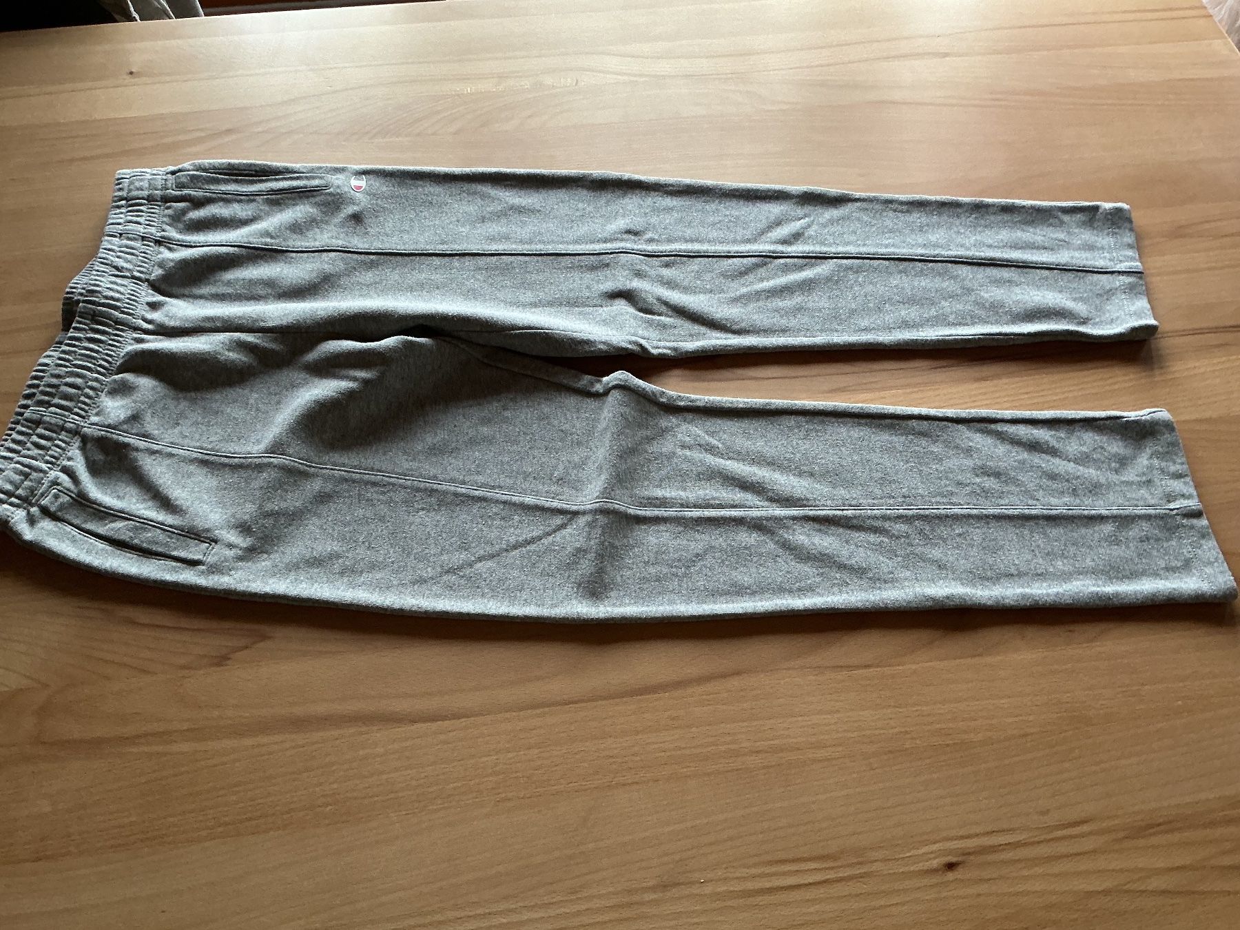 Champion Hosen: Trainerhose hellgrau, Gr. 146/152, Champion – Gebraucht aus Schinznach Dorf von Balz1968