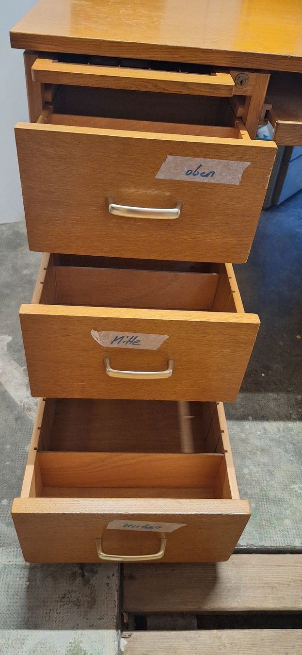 Scrivanie: Schreibtisch, massiv aus Holz – Usato da Aesch  BL venduto da Trouvaille05 1