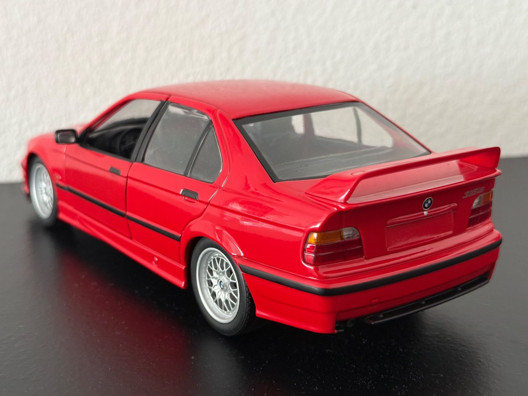 BMW Modellautos: BMW 318is E36 1:18 UT Models – Neu (gemäss Beschreibung) aus Bülach von Meti2023 2