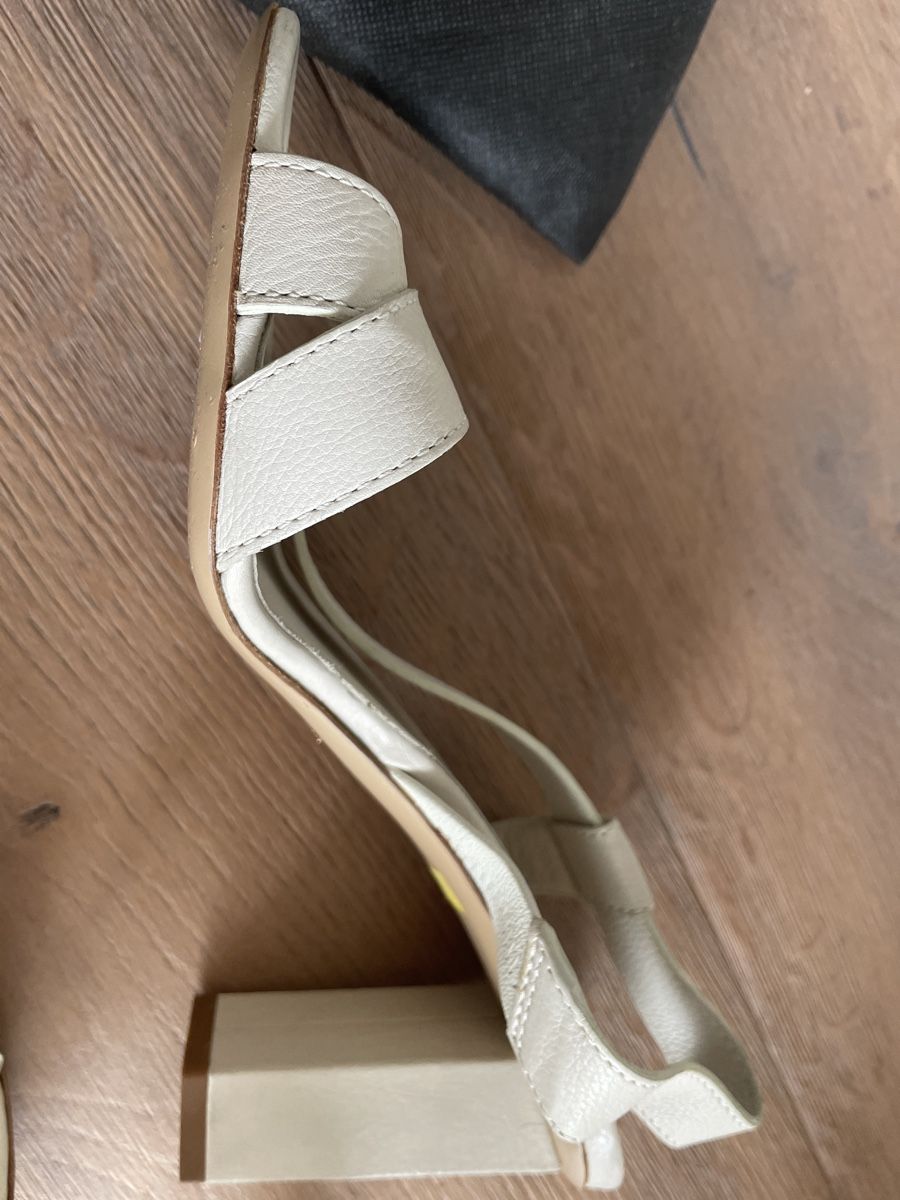 Armani Scarpe da donna: Armani Leather Summer Heels with Block Heel – Usato da Zürich venduto da muz_5h6k 2