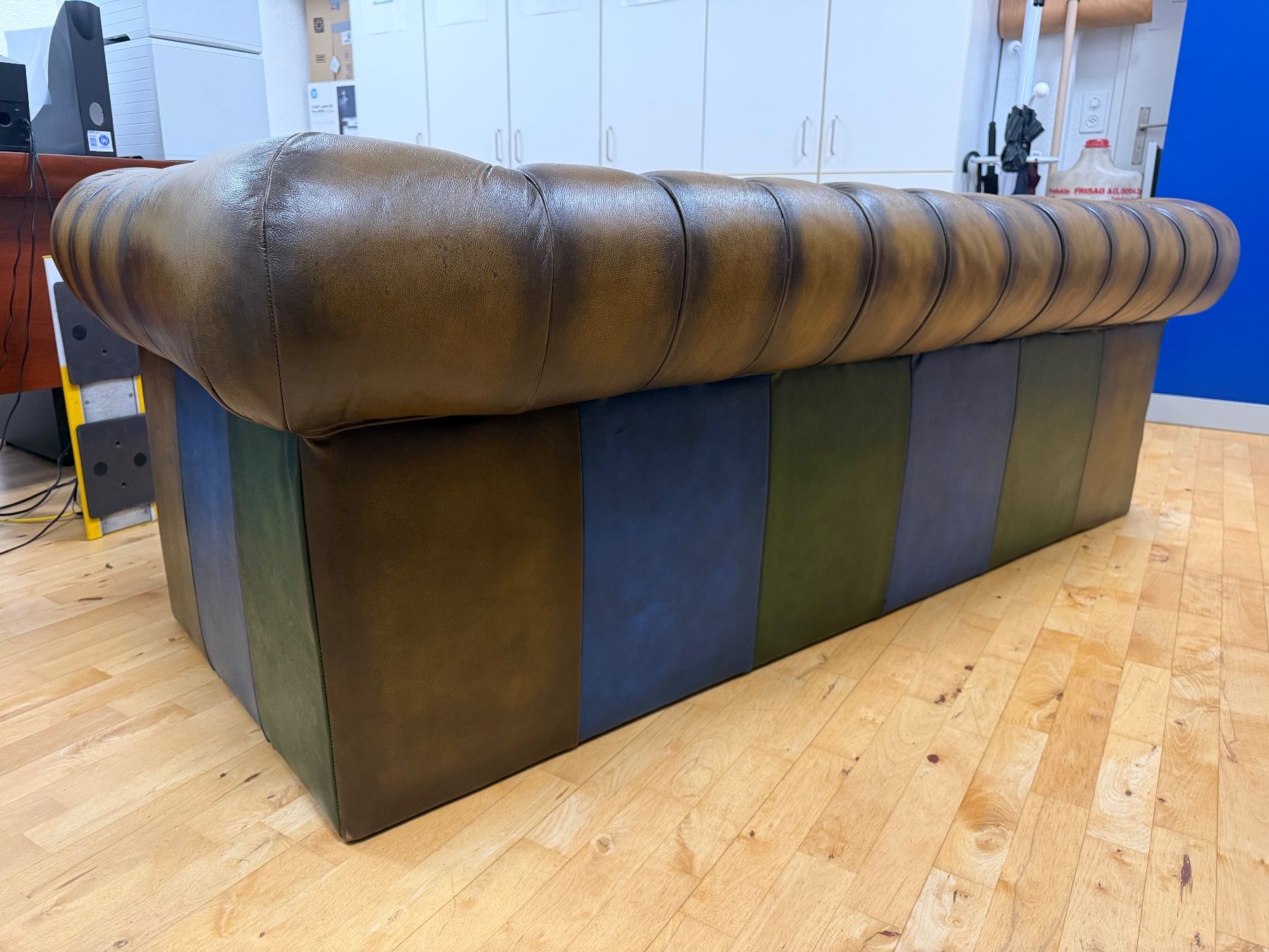 Chesterfield Divani: Luxus Chesterfield Echtleder 2er Sofa – Usato da Schötz venduto da grand69 2