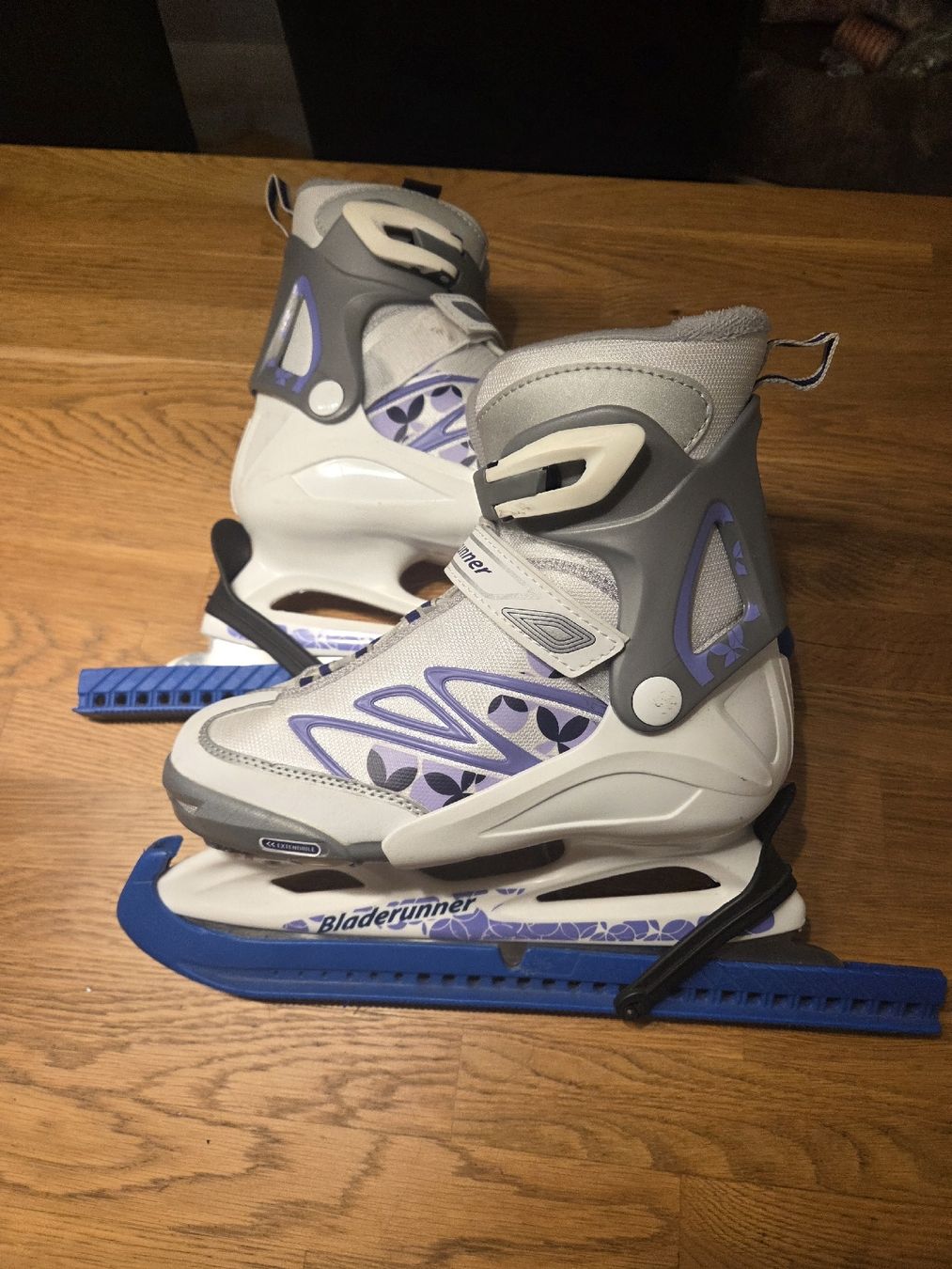 Patins à glace: Bladerunner Schlittschuhe Gr. 35- 38 – D'occasion à Rafz par leoncupra