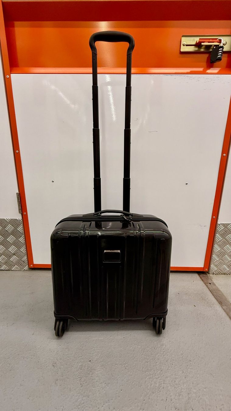 Tumi Reisekoffer: Tumi V3 Compact 4 wheel brief black – Gebraucht aus Chêne-Bourg von andrel42