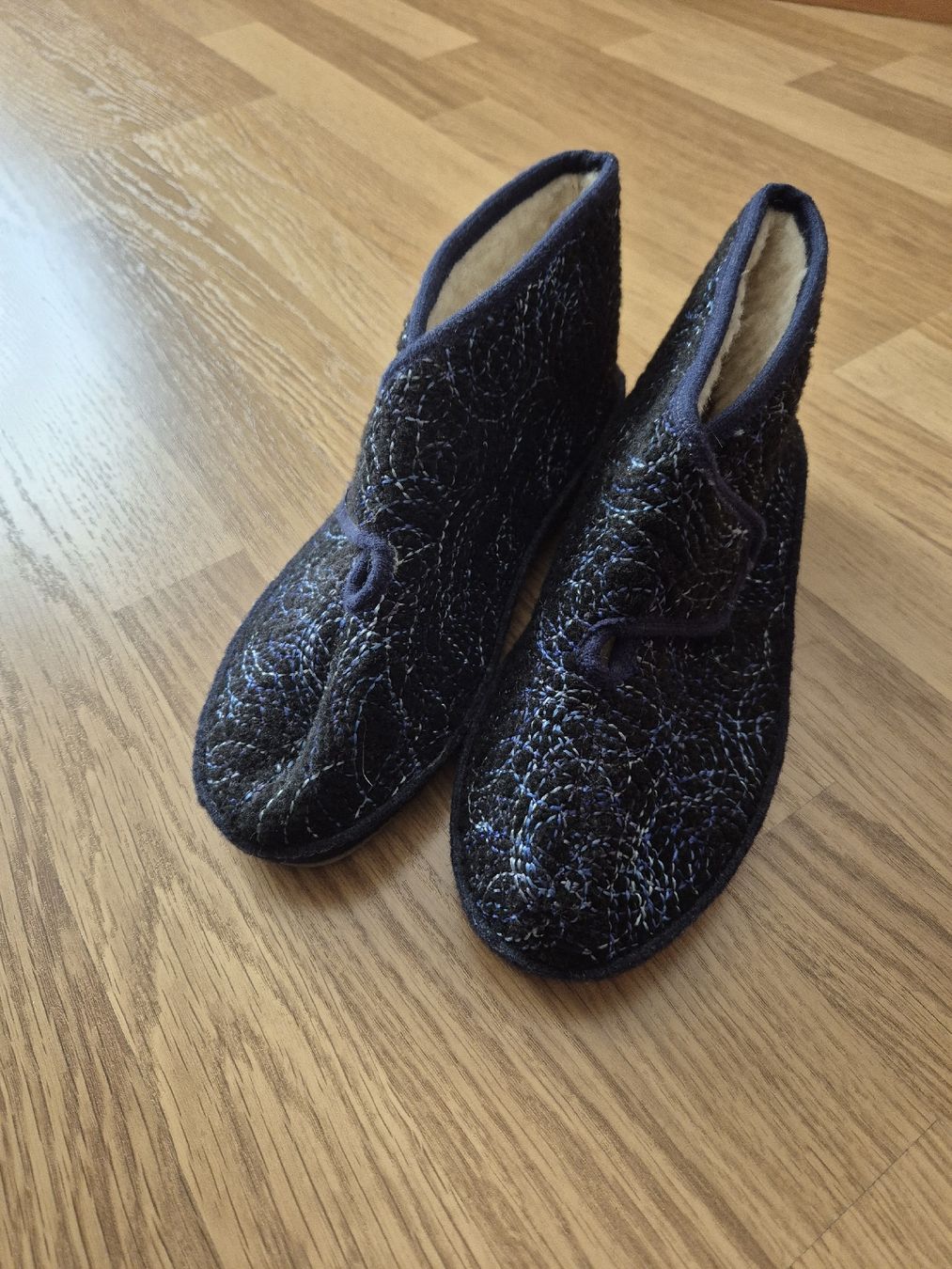 Scarpe da donna: Warme Hausschuhe, Grösse 42, – Usato da Langenthal venduto da Polarisstern 1