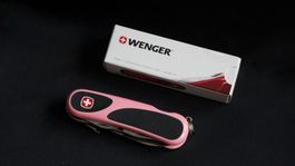 Wenger  Evolution S13 Rosa. Neu. Mit Klingen Arretierung.