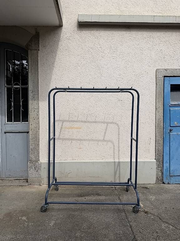 Guardaroba: Vintage Kleiderstange auf Rollen – Usato da Zürich venduto da souvenirsport
