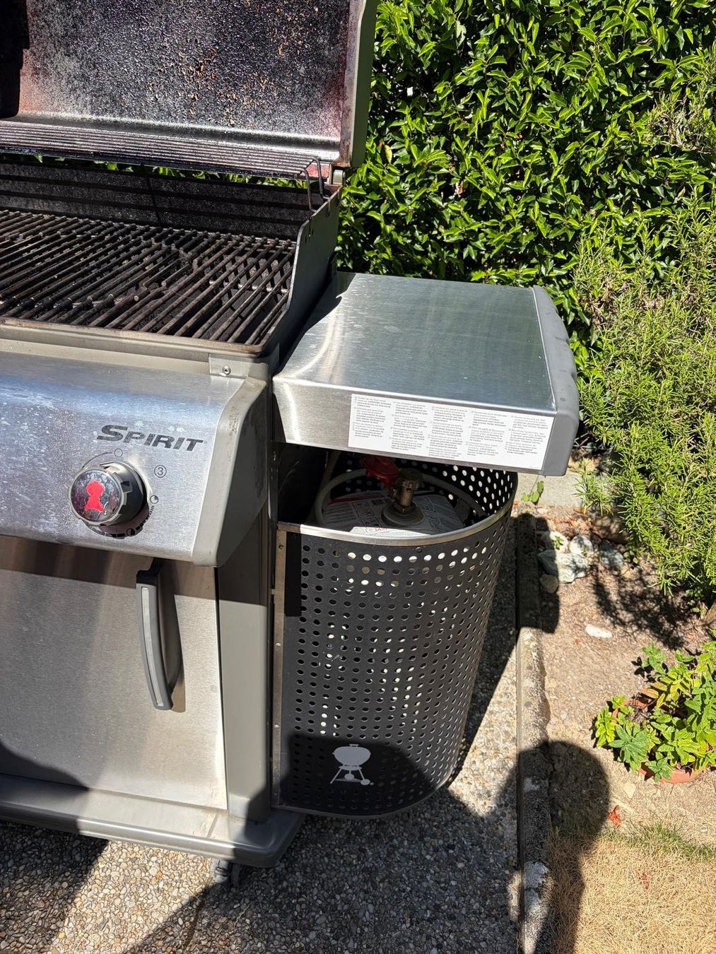 Grills: Barbecue à gas avec plaque de cuisson intégrée – Gebraucht aus Les Acacias von jla_qp9s 1