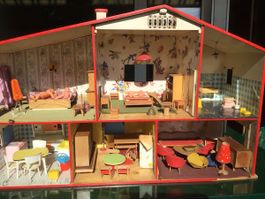 Puppenhaus mit Moebel und Puppen Vintage Spielzeug