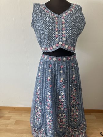 Wunderschönes, blaues zweiteiliges Kleid mit embroidery