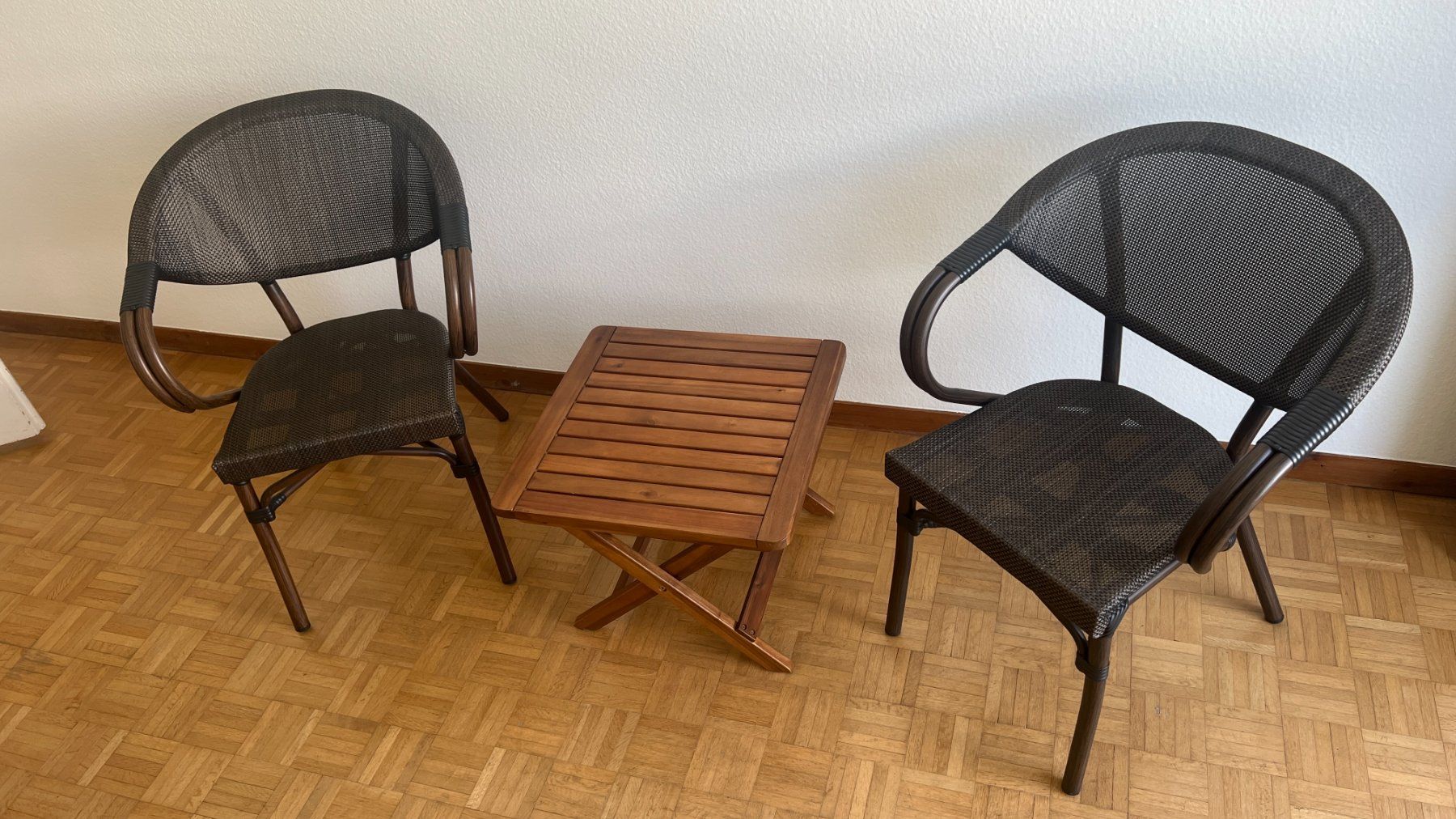 Set di tavolo e panche: Coffee table + 2 garden chairs, perfect for summer! – Usato da Basel venduto da haguen_tr9f