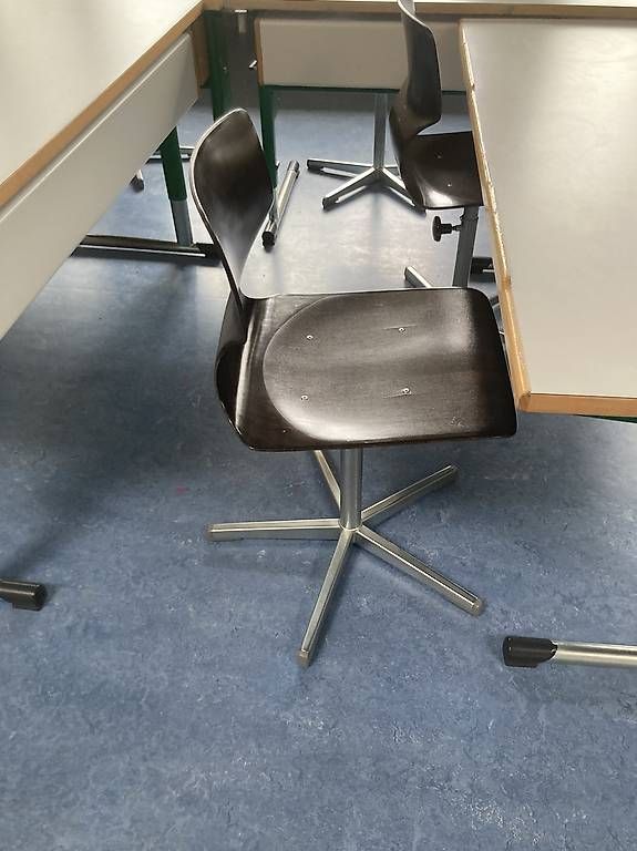 Tische: Tische 12 und Stühle 23 – Gebraucht aus Lenzburg von Orzo3