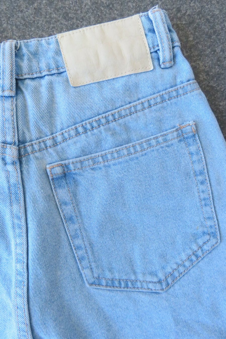 Zara Pantaloni: ZARA Krempelshorts  Grösse 32 – Nuovo (secondo la descrizione) da Wil ZH venduto da Tamagy 1
