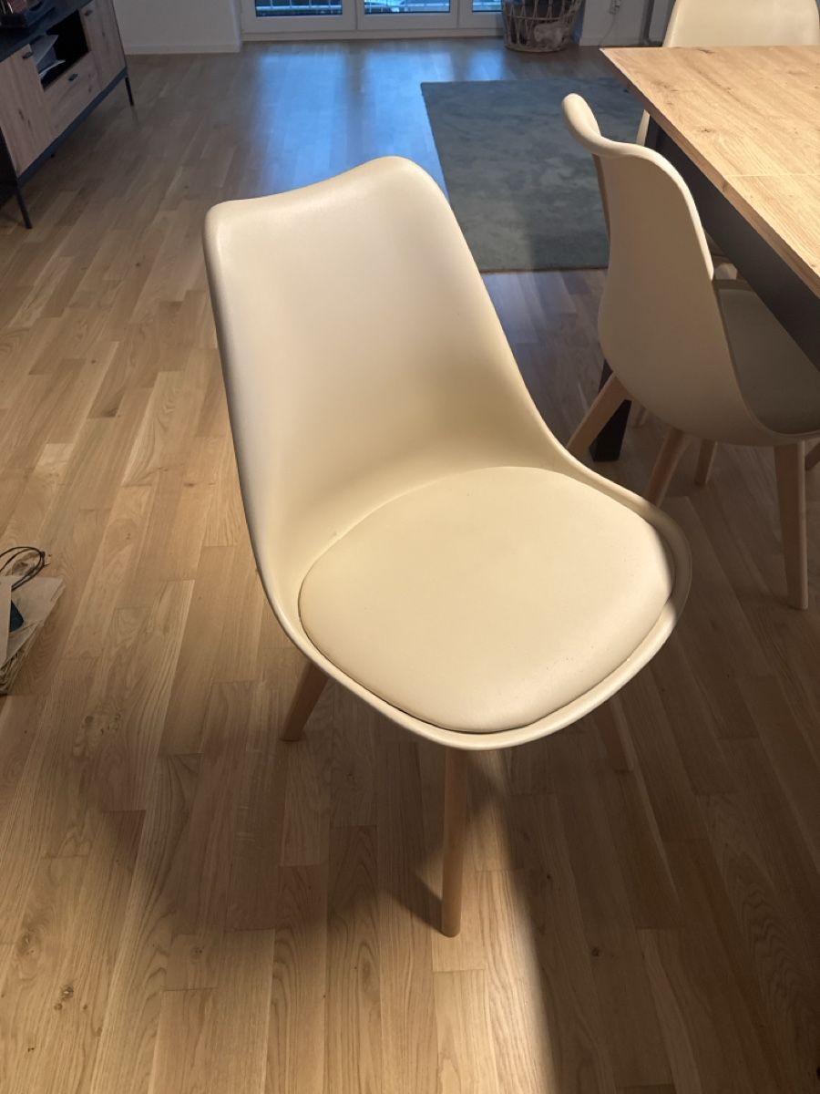 Set di tavolo e panche: Tisch ausziehbar mit 6 Stühlen – Usato da Dietikon venduto da Spyroox 2