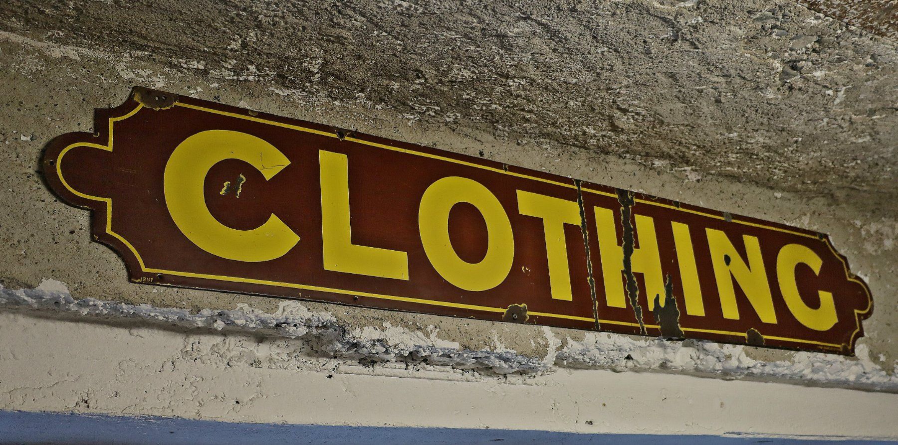Insegne: Emailschild "Clothing" ca. 182 cm x 30 cm – Usato da Birrwil venduto da brandschatz_birrwil 1