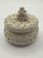 Dose mit Blumenmuster, Keramik, weiss