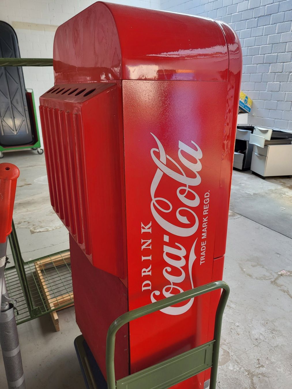 Armadi: Coca Cola Schrank mit Flaschen – Usato da Diessenhofen venduto da Osio 1