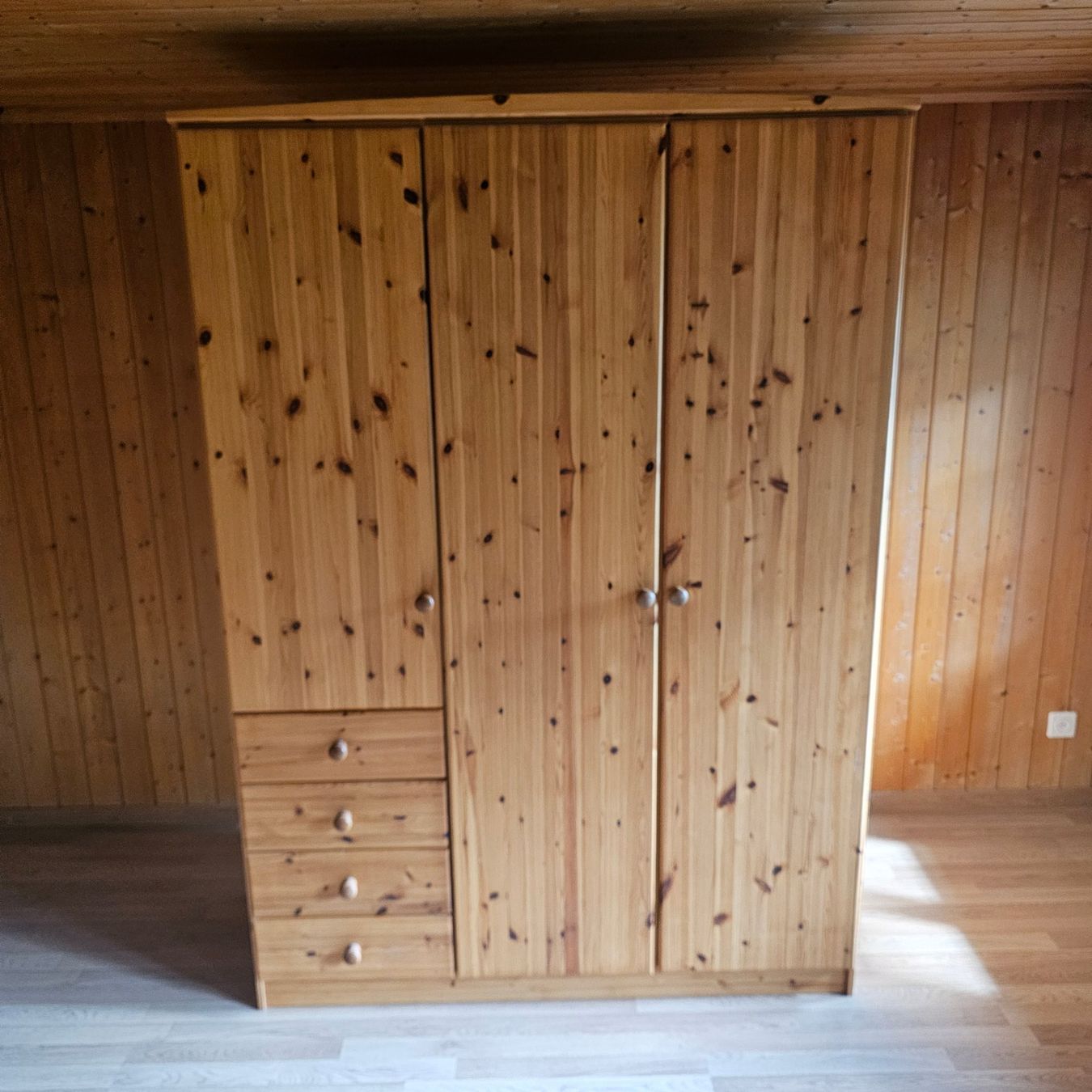 Armoires: Kleiderschrank Holz – D'occasion à Zweisimmen par St.Louis