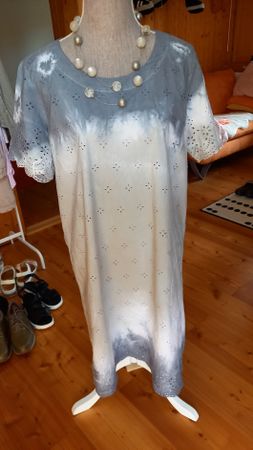 Deerberg Kleid Grösse 46 (eher 44)Batik Stickerei weiss/grau