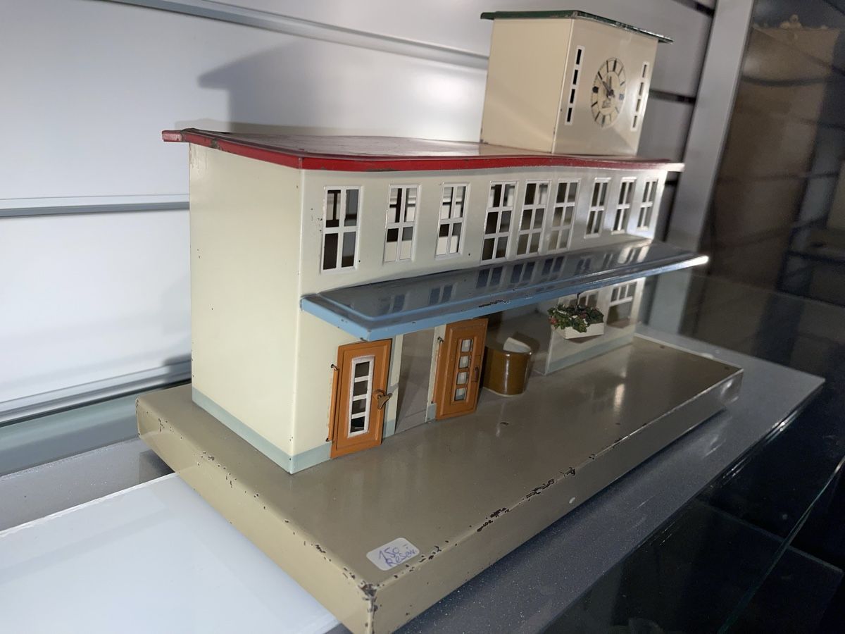 Kibri Modellini di ferrovie: Kibri Blech Spielzeug Bahnhof mit Uhr West Germany – Usato da Siebnen venduto da speedy63 1