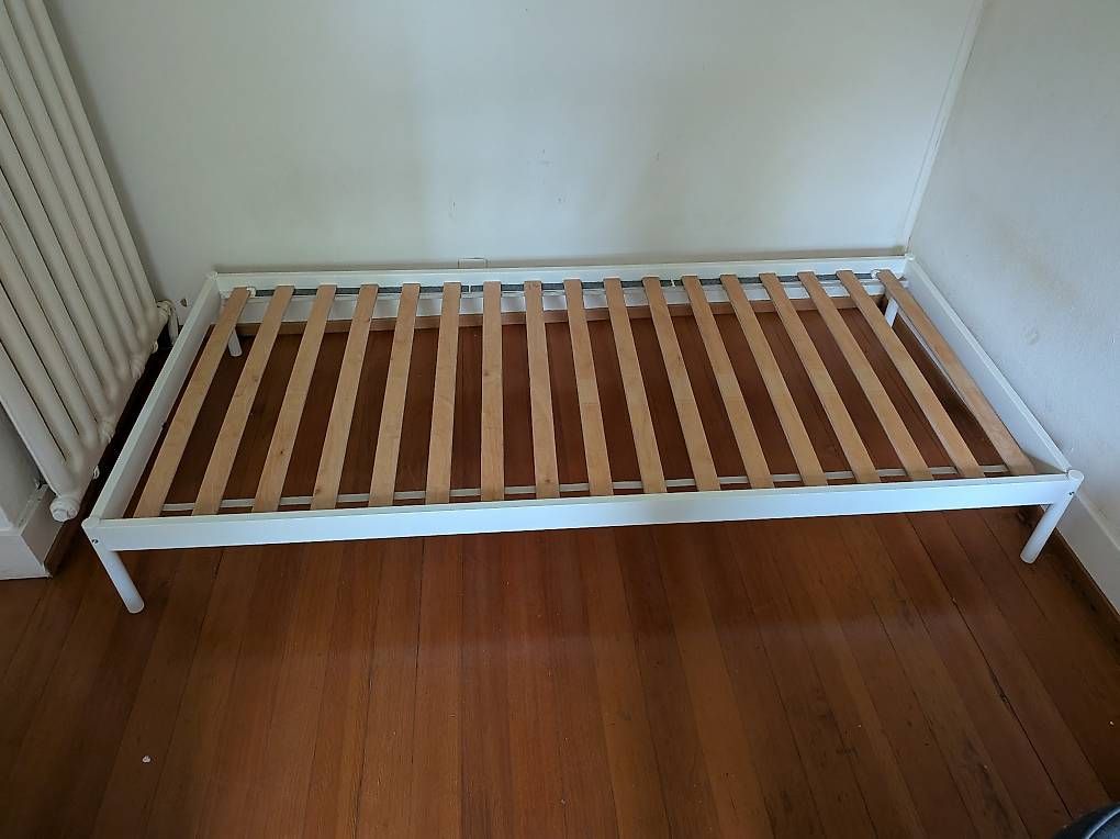 Betten: Bedframe 90x200 cm Ikea – Gebraucht aus Zürich von hox_9mzq 1