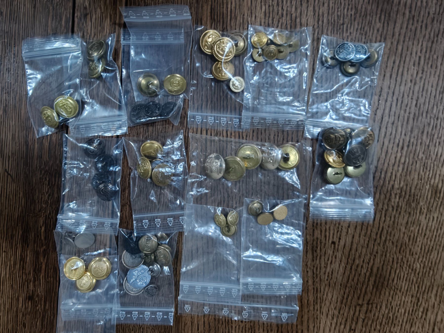 Boutons: Ab 1Fr. 8. Lot Vintage Knöpfe – Défectueux à Altstätten SG par CuratedChapter