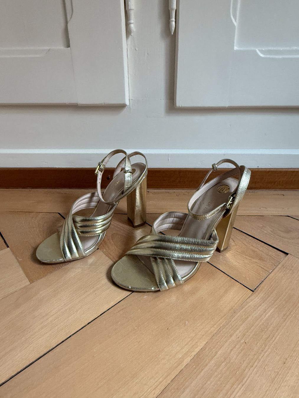 Damenschuhe: RIVER ISLAND - Sandale golden 39 – Gebraucht aus Zürich von Diazaio