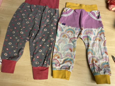 2 Handmade Hosen  Gr. 80/86 Blumen und Regenbogen 