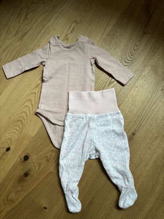 Hose mit Füsschen, Body, Gr. 56, neuwertig