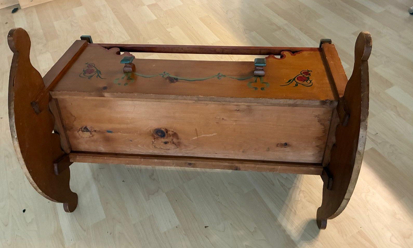 Articoli in legno: ALTE BAUERNWIEGE AUS HOLZ – Usato da Engelberg venduto da Childers 4