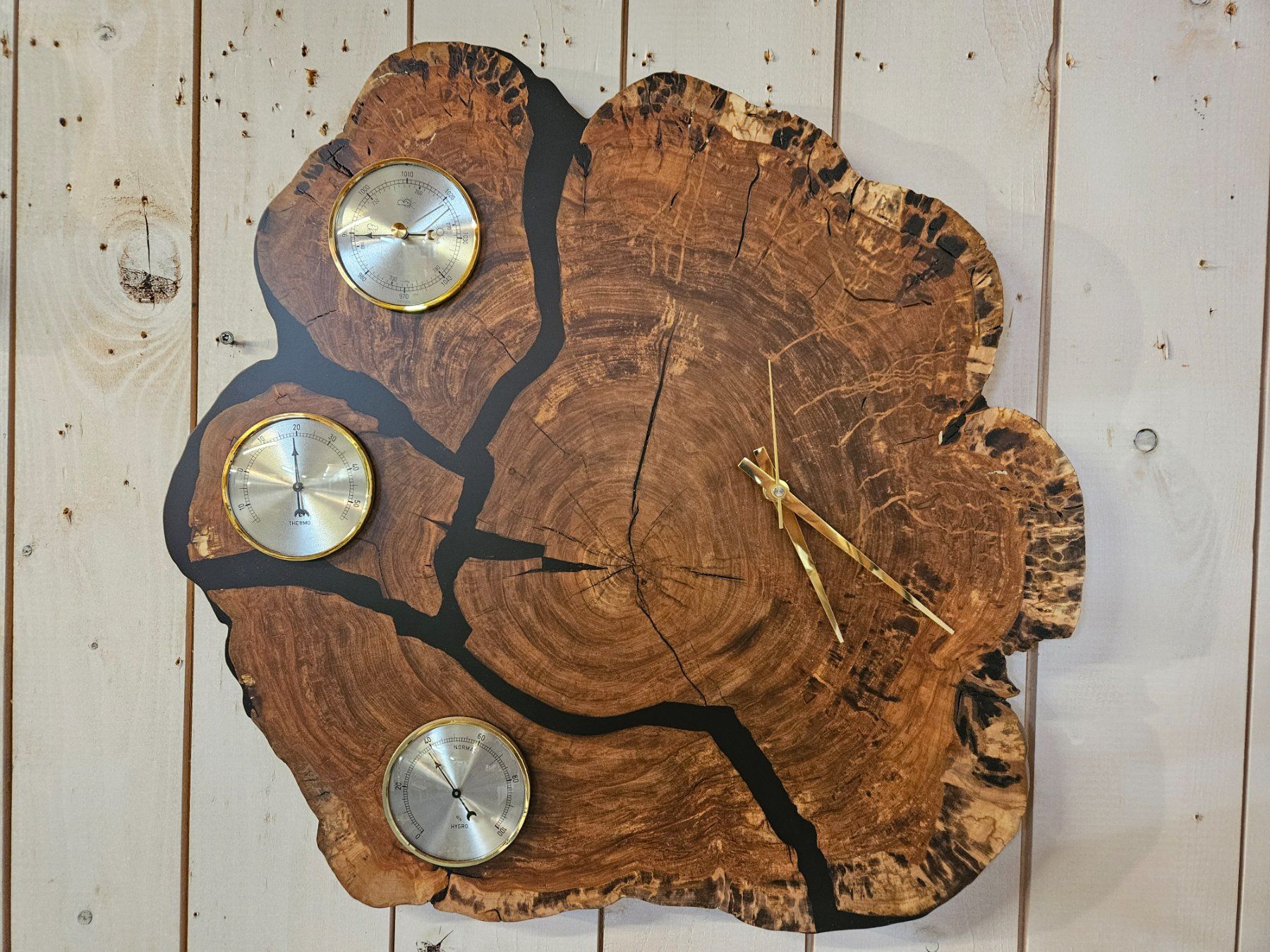 Tutte le decorazioni: Uhr aus Baumscheibe – Nuovo e nell'imballaggio originale da Schangnau venduto da Egliholzbildhauerei