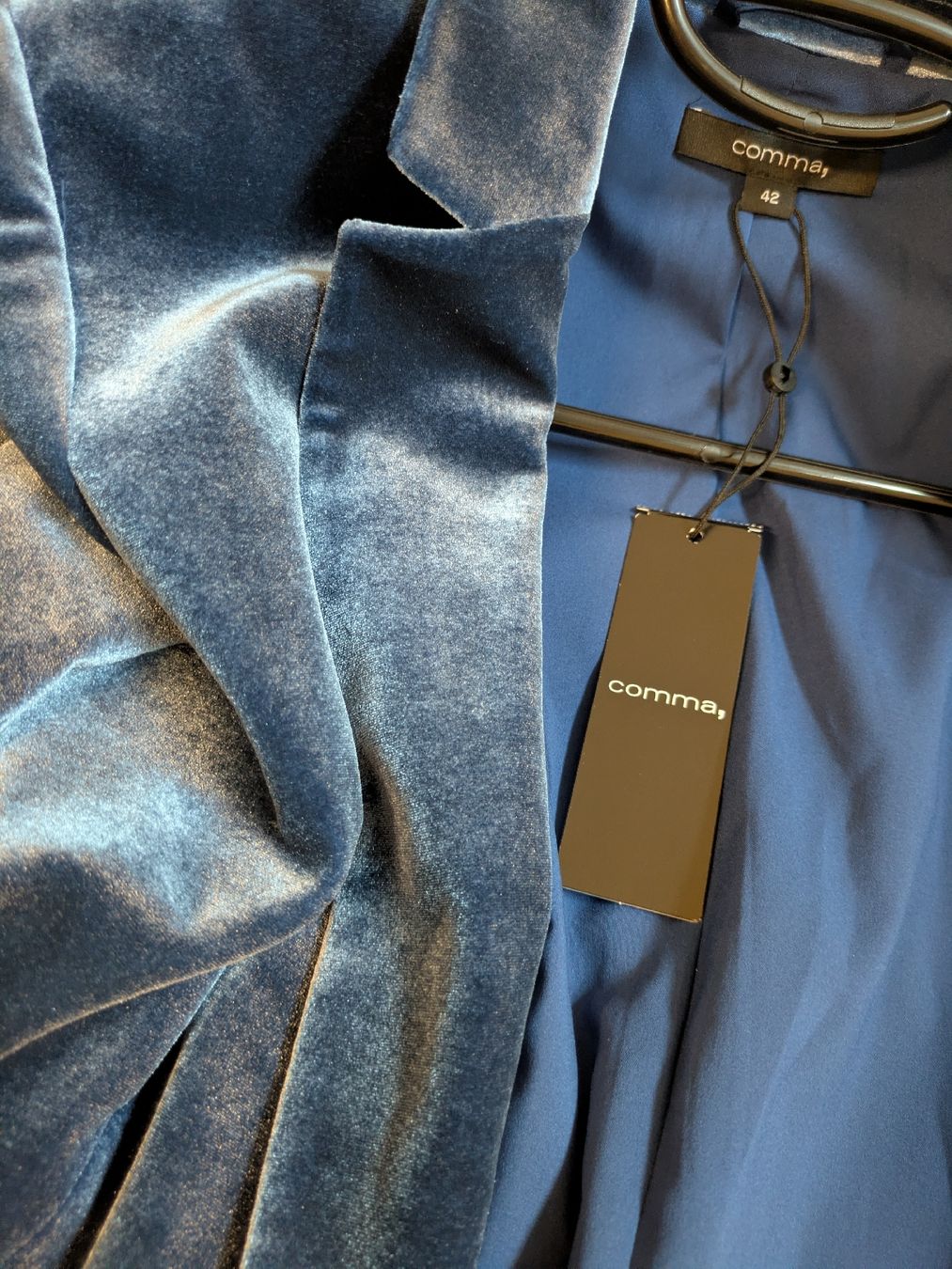 Comma Giacche: Neuer Comma Samt-Blazer, Gr. 42, Dunkelblau – Nuovo (secondo la descrizione) da Ins venduto da Jacy1 6