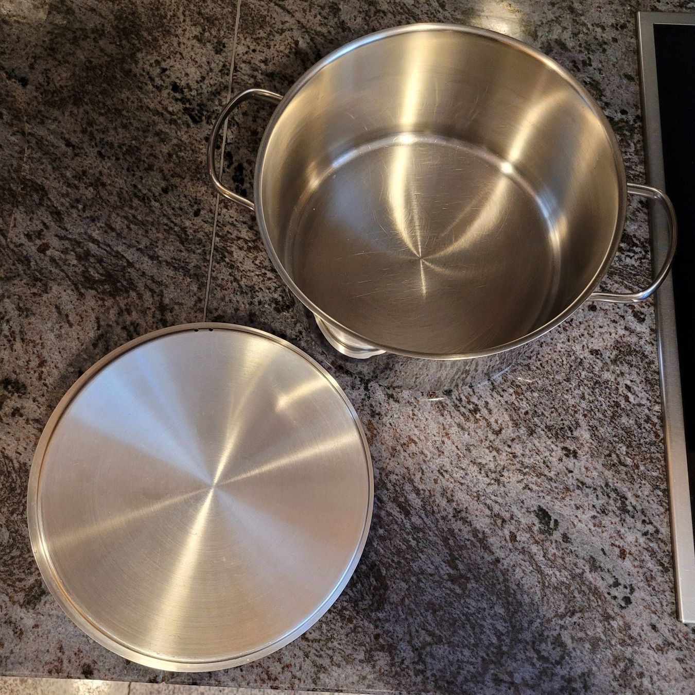 Sigg Casseroles: SIGG Kochtopf Edelstahl mit Sieb, Sieb Einsatz und Deckel – D'occasion à Dörflingen par tucson16 4