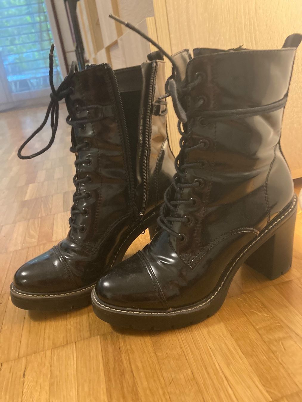 Damenschuhe: Stiefeletten, Boots, Lackleder, schwarz, Gr. 37 – Gebraucht aus Wanzwil von lonelybeachhouse
