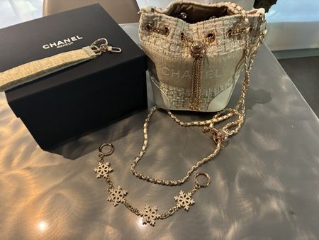VIP Set vonChanel Beauty Mini Bucket Bag & 2 Anhänger - neu!