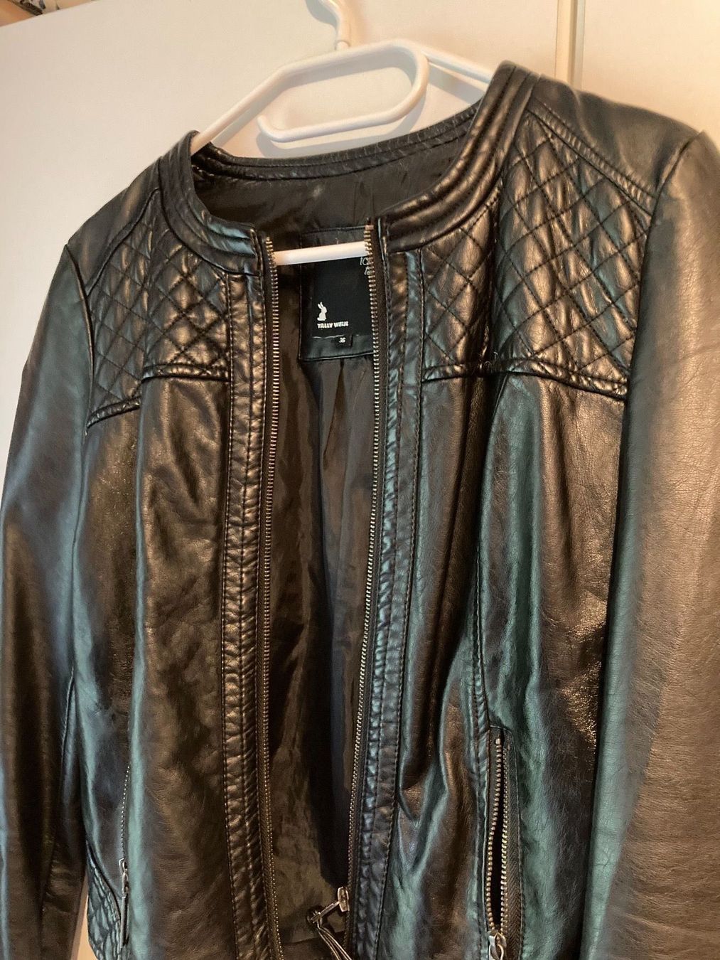 Giacche: Schwarze Lederjacke Gr. 36 – Usato da Thun venduto da Vans_98 1