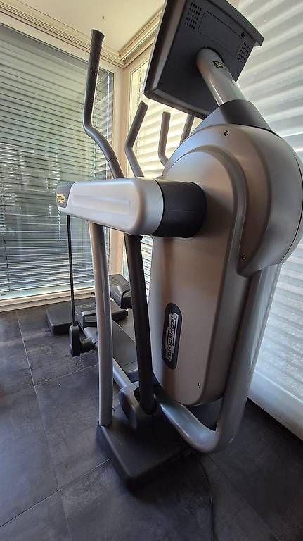 Hometrainer: TechnoGym Crosstrainer für das Ganzkörpertraining – Usato da Felsberg venduto da allcan 4