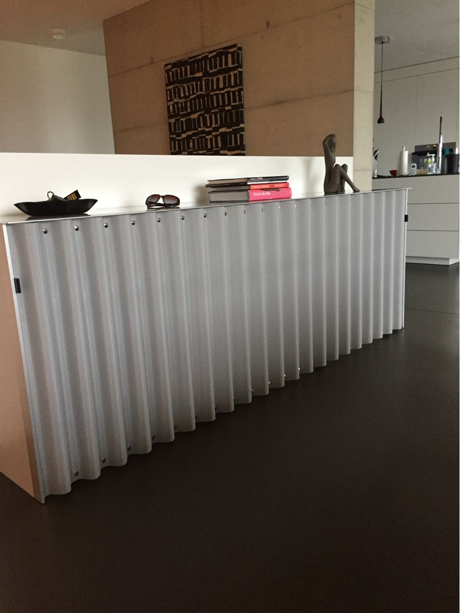 Cassettiere: Faltvorhang Sideboard Benjamin Thut Glasabdeckung - Top Zust – Usato da Männedorf venduto da zhinja