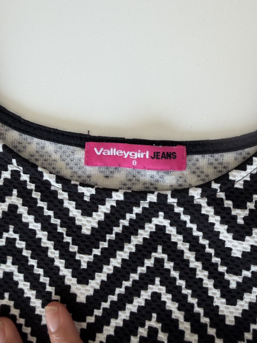 Kleider: Dress, Black White Zigzag, Size 8 – Gebraucht aus Wallisellen von EncoreAtelier 2