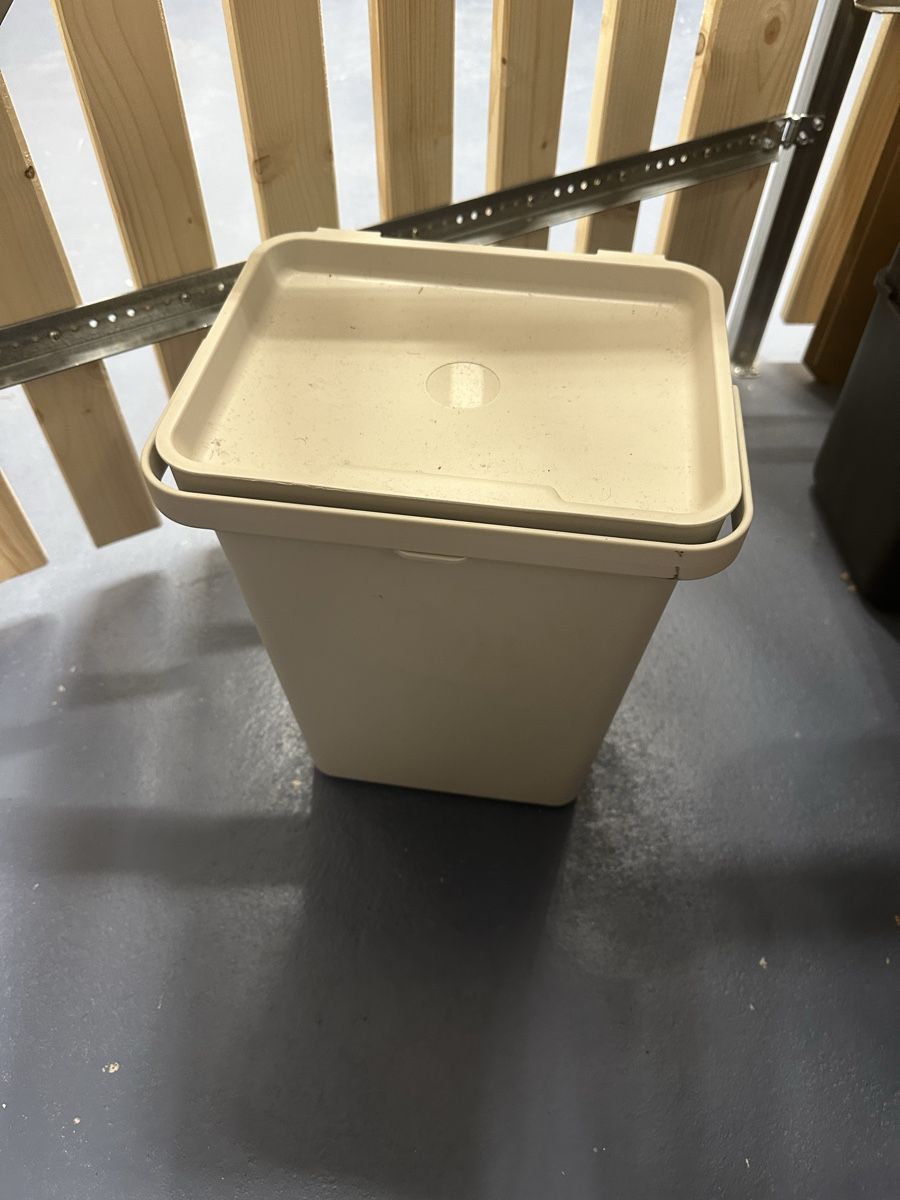 Ikea Contenitori & Simili: Abfalleimer Behälter mit Deckel Beige 10l – Nuovo (secondo la descrizione) da Pfäffikon ZH venduto da thf_rqs2