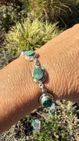 Silberarmband mit rohen Malachiten