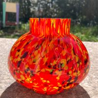 Vase boule en verre soufflé moucheté