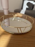 Elegantes Dekotablett aus Metall in Gold mit Spiegelboden
