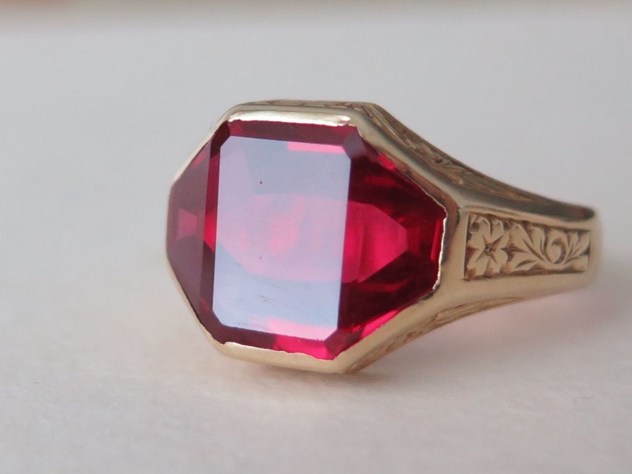 Anelli: Art Deco Ring mit Rubin, 14k Gold – Usato da Meilen venduto da RosieZurich 1