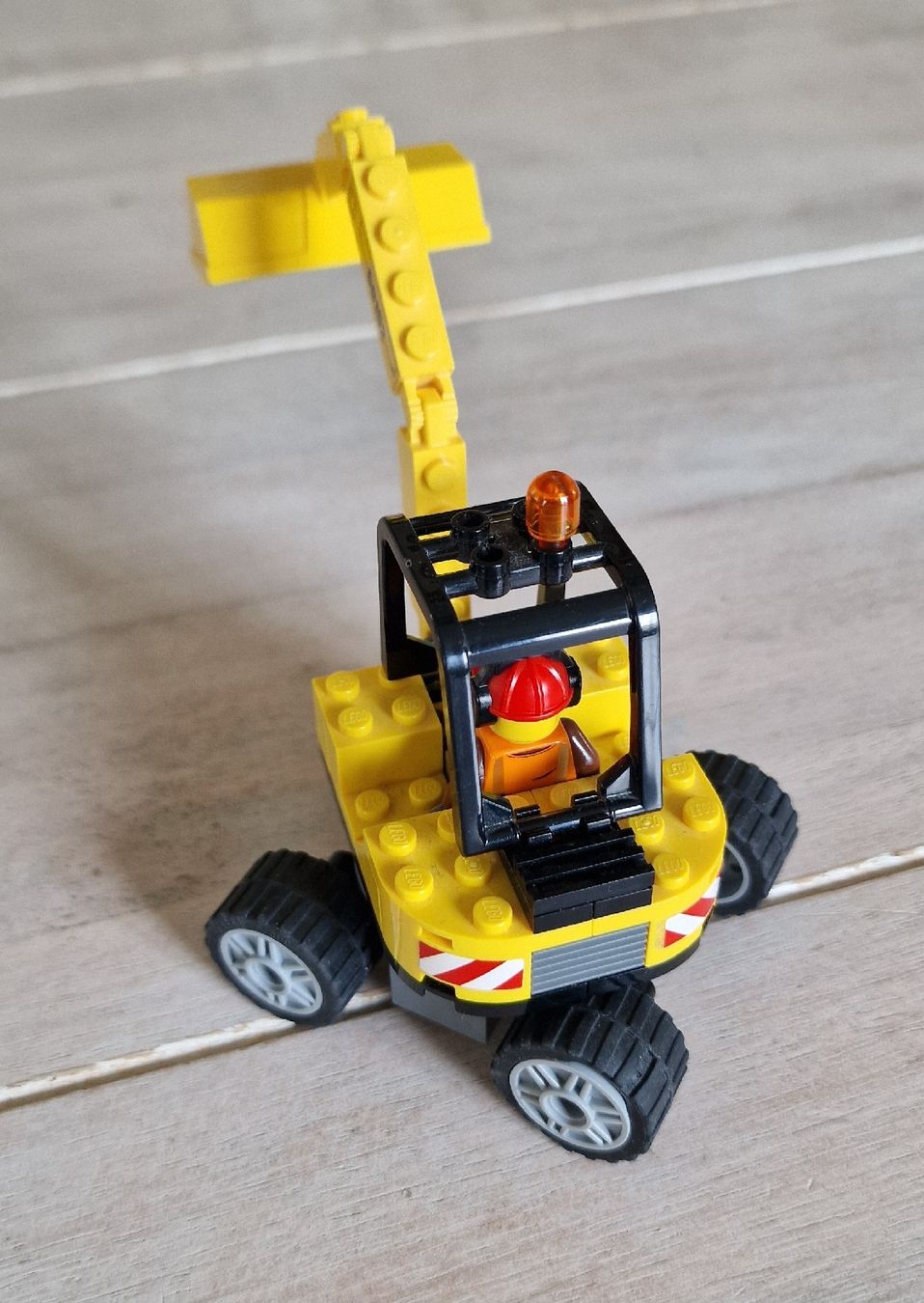 Lego Giocattoli: Lego City Set 60152 - LKW mit Bagger – Usato da Suhr venduto da Sbume 7